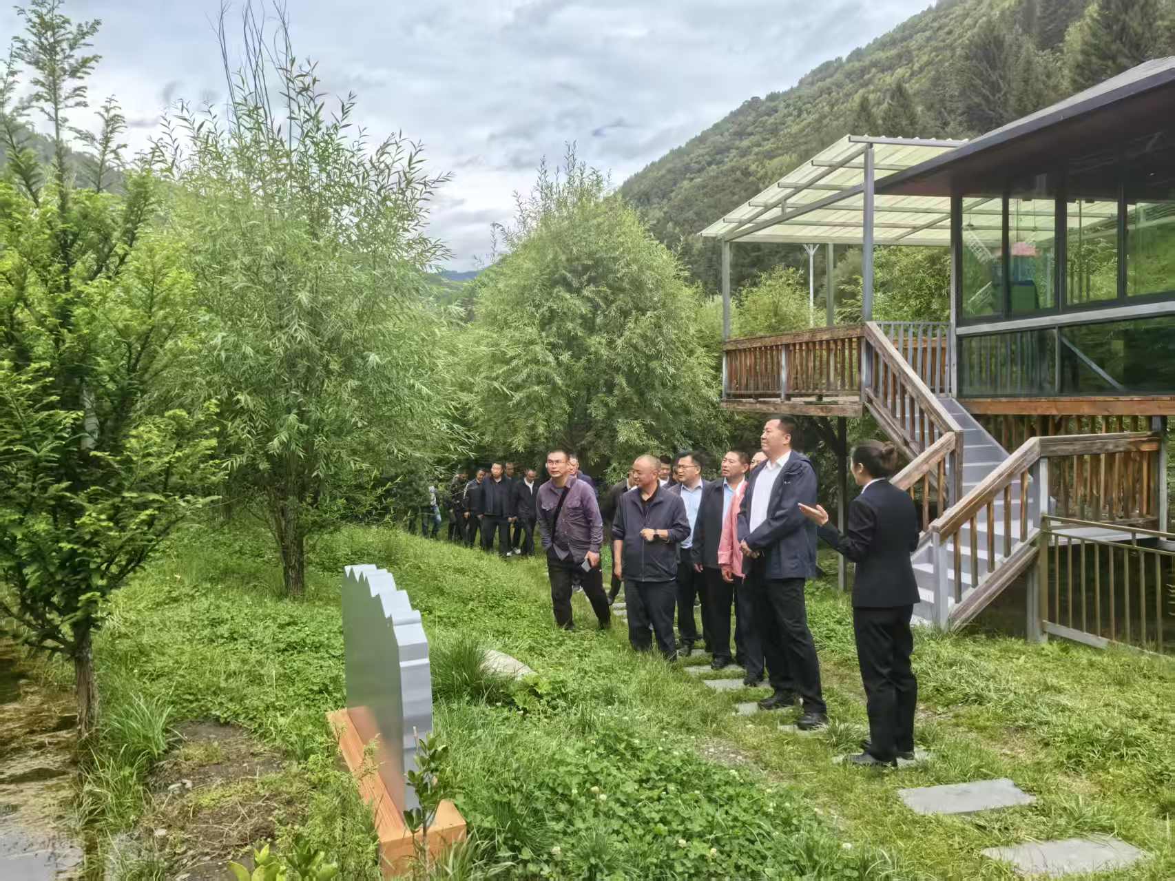 
												
												
													全州林草产业现场会领导莅临毛木初自然教育基地参观考察
												
												